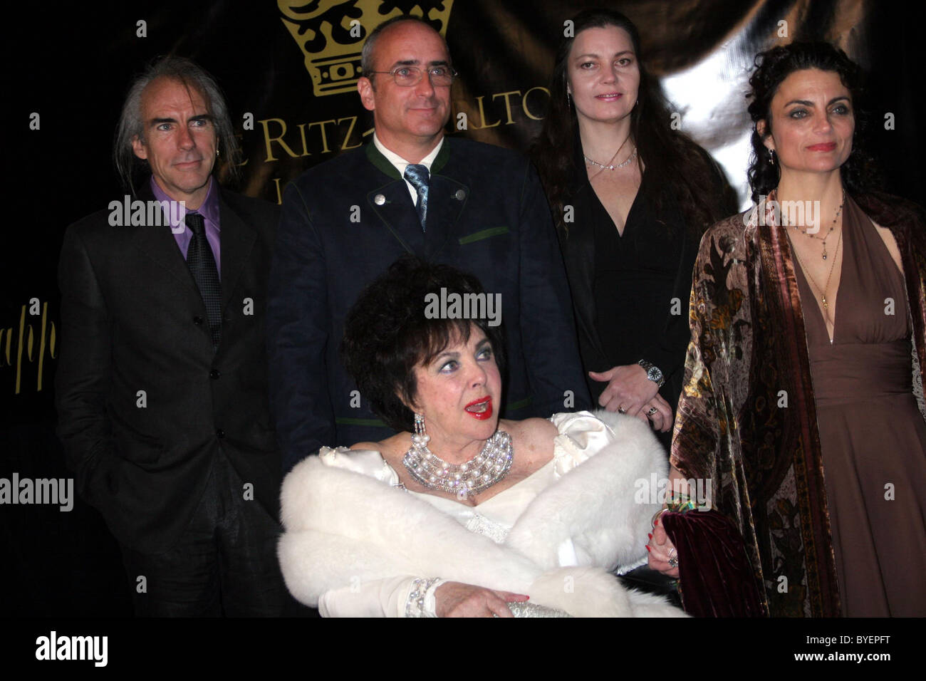 Michael Wilding Jr, Christopher Wilding, Maria Burton, Liza Todd e Dame