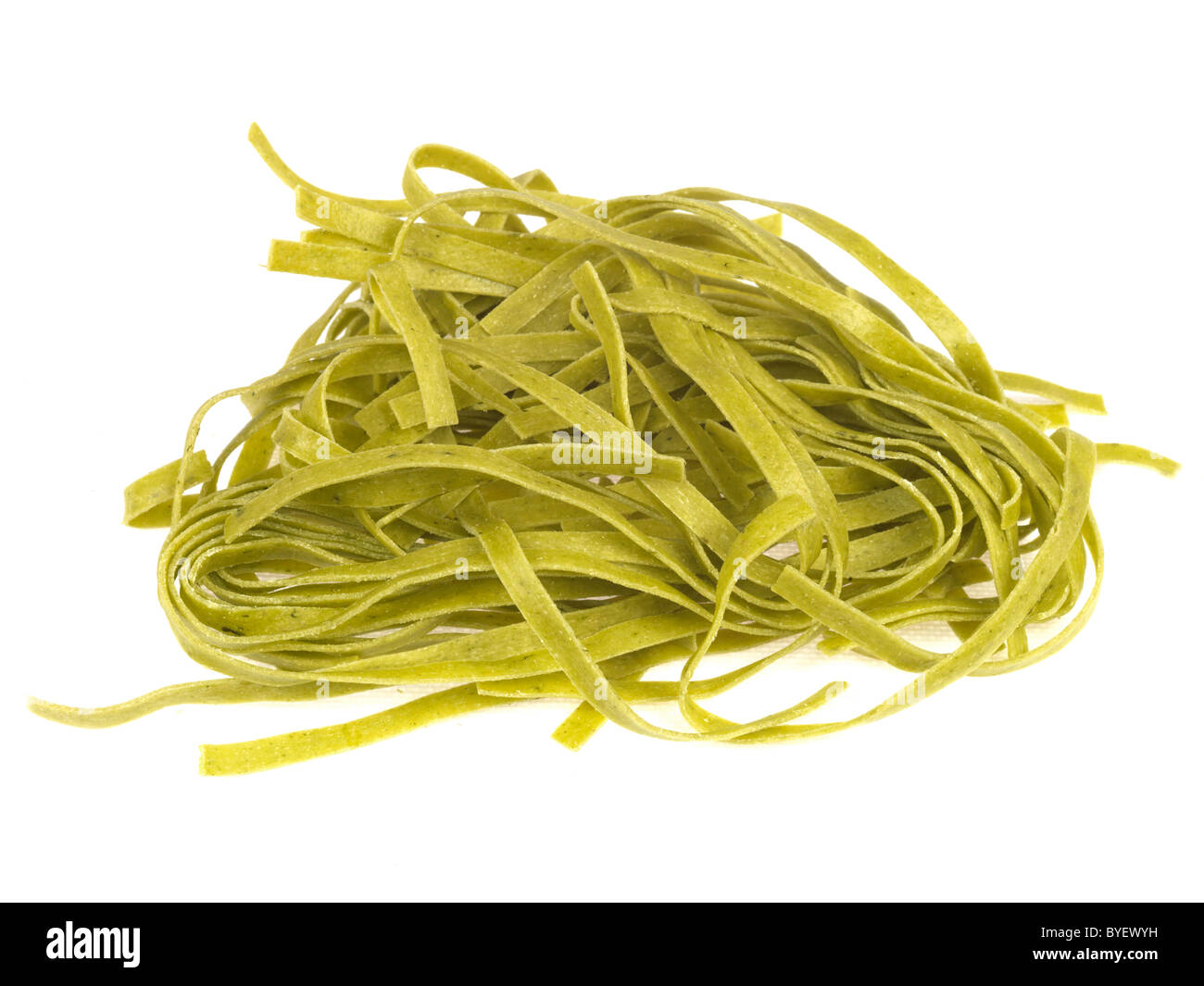 Freschi o prodotte in italiano o in stile mediterraneo Fettuccine Verde o Tagliatelle contro uno sfondo bianco con n. di persone Foto Stock Freschi o prodotte in italiano o in stile mediterraneo Fettuccine Verde o Tagliatelle contro uno sfondo bianco con n. di persone Foto Stock