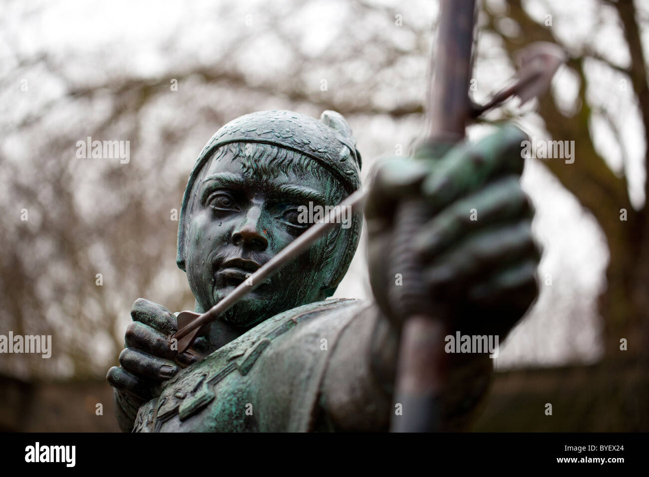 Statua del leggendario fuorilegge Robin Hood sotto le mura del castello di Nottingham Foto Stock