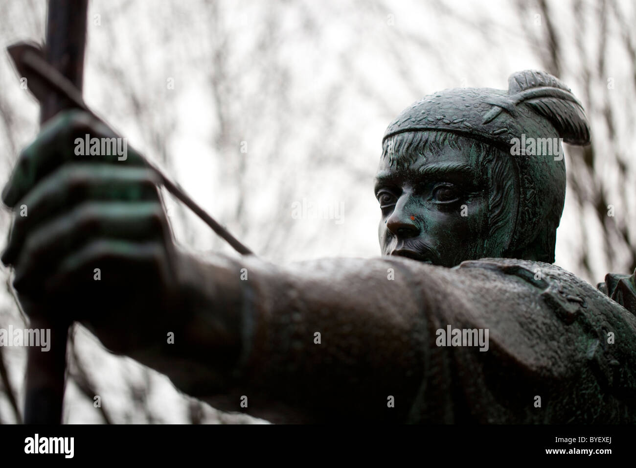 Statua del leggendario fuorilegge Robin Hood sotto le mura del castello di Nottingham Foto Stock