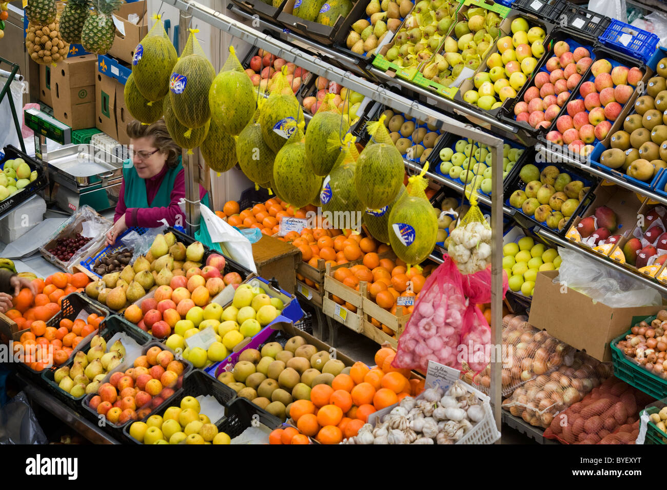 Frutta e verdura al mercato di Ribeira, Cais de Sodre, Lisbona, Portogallo Foto Stock