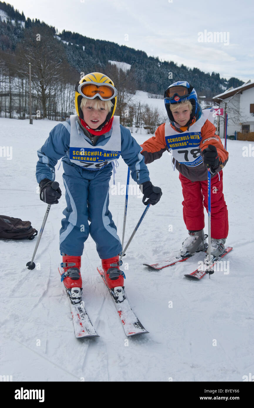 I ragazzi che frequentano una lezione di sci in Niederau in Austria Foto Stock