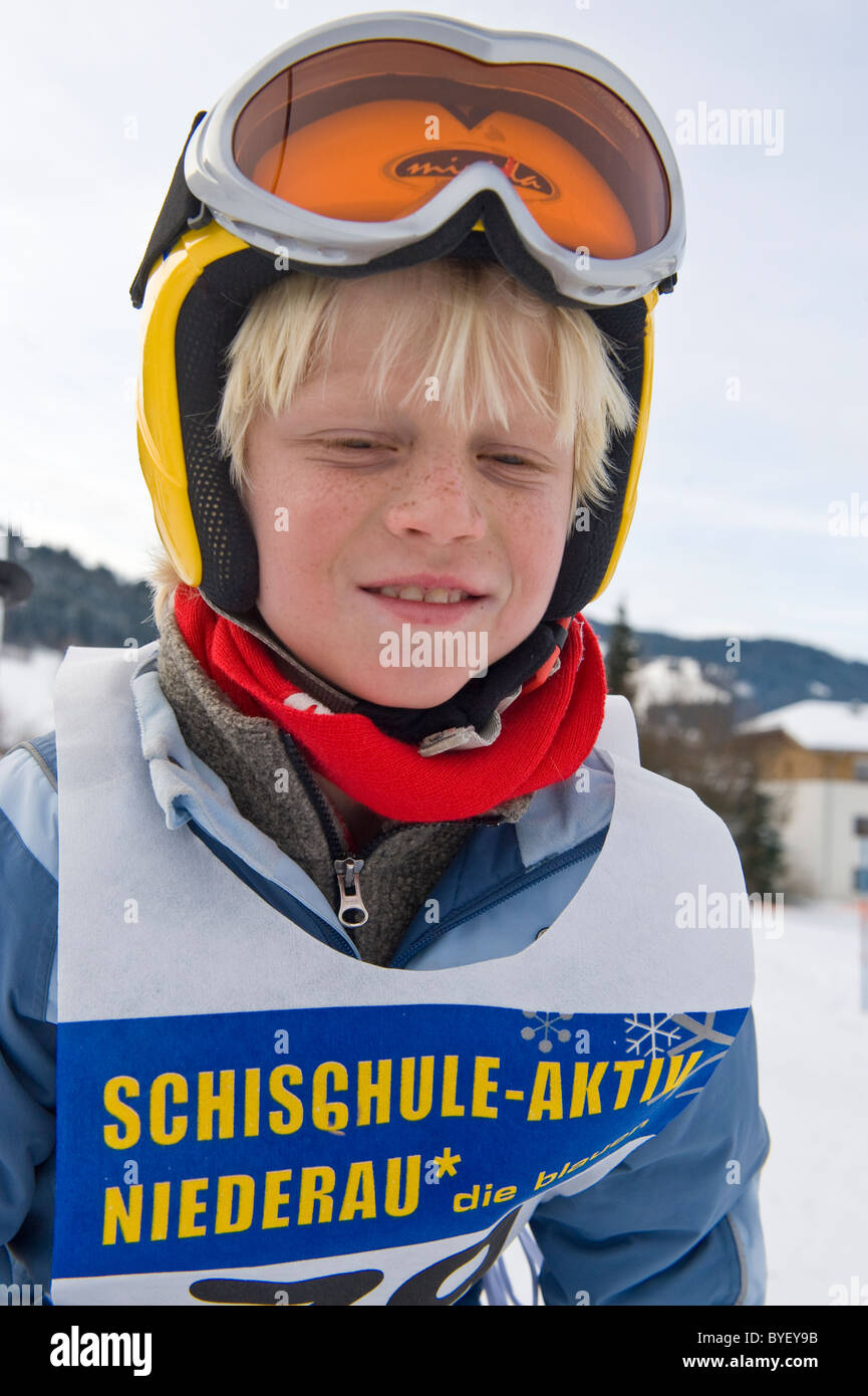 Ritratto di un giovane ragazzo per partecipare ad una lezione di sci in Niederau in Austria Foto Stock