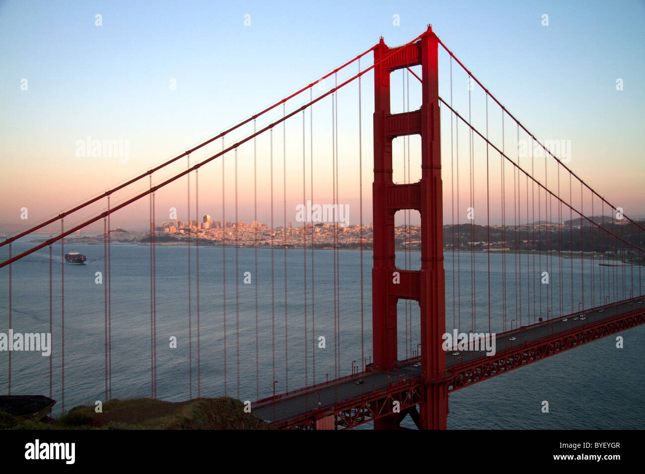 Il Golden Gate Bridge al tramonto nella zona della Baia di San Francisco, California, Stati Uniti d'America. Foto Stock