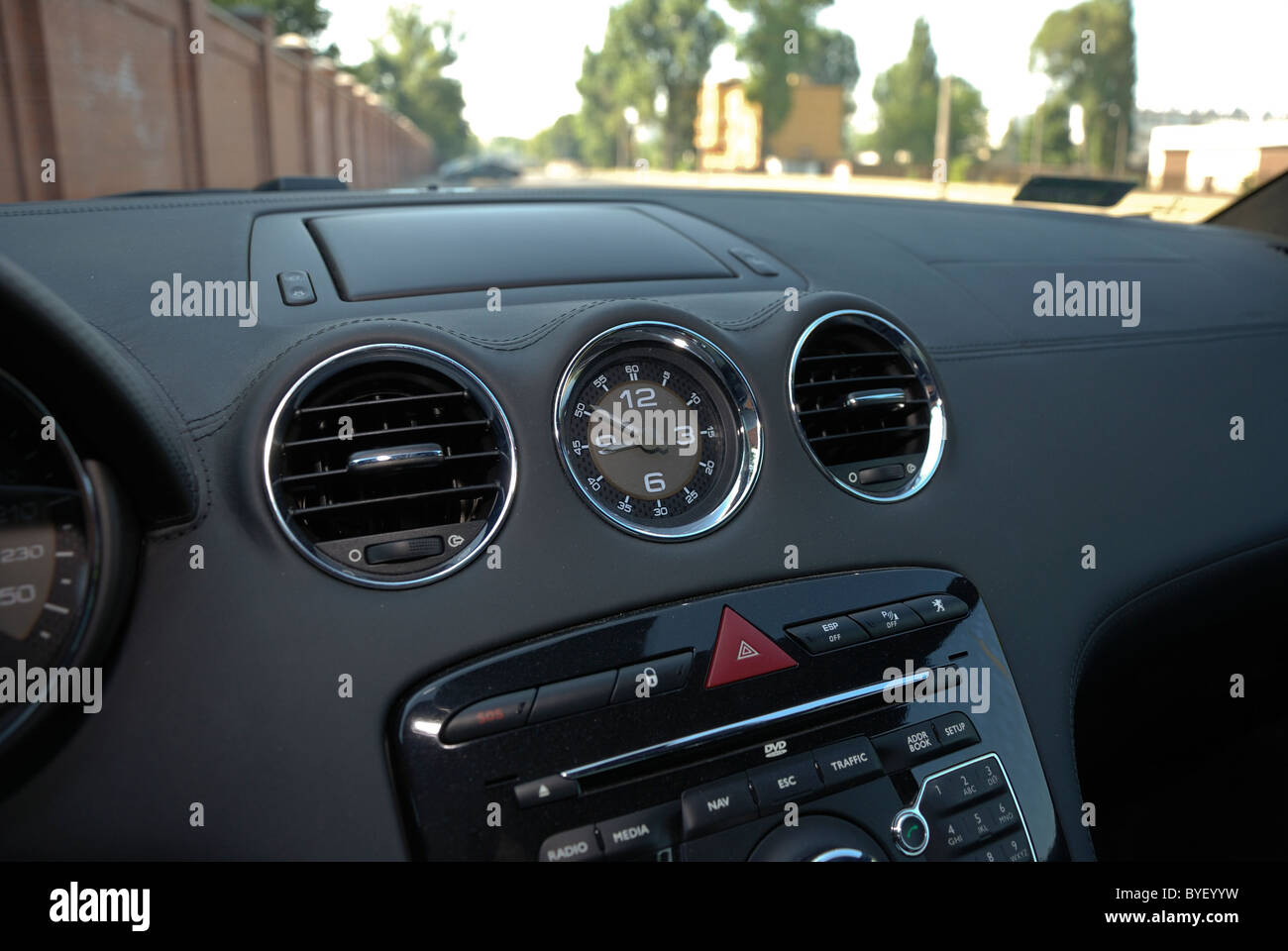 Peugeot RCZ 2.0 HDi - MY 2010 - blu metallizzato - popolari francesi, coupe Auto sportiva - vista interna Foto Stock