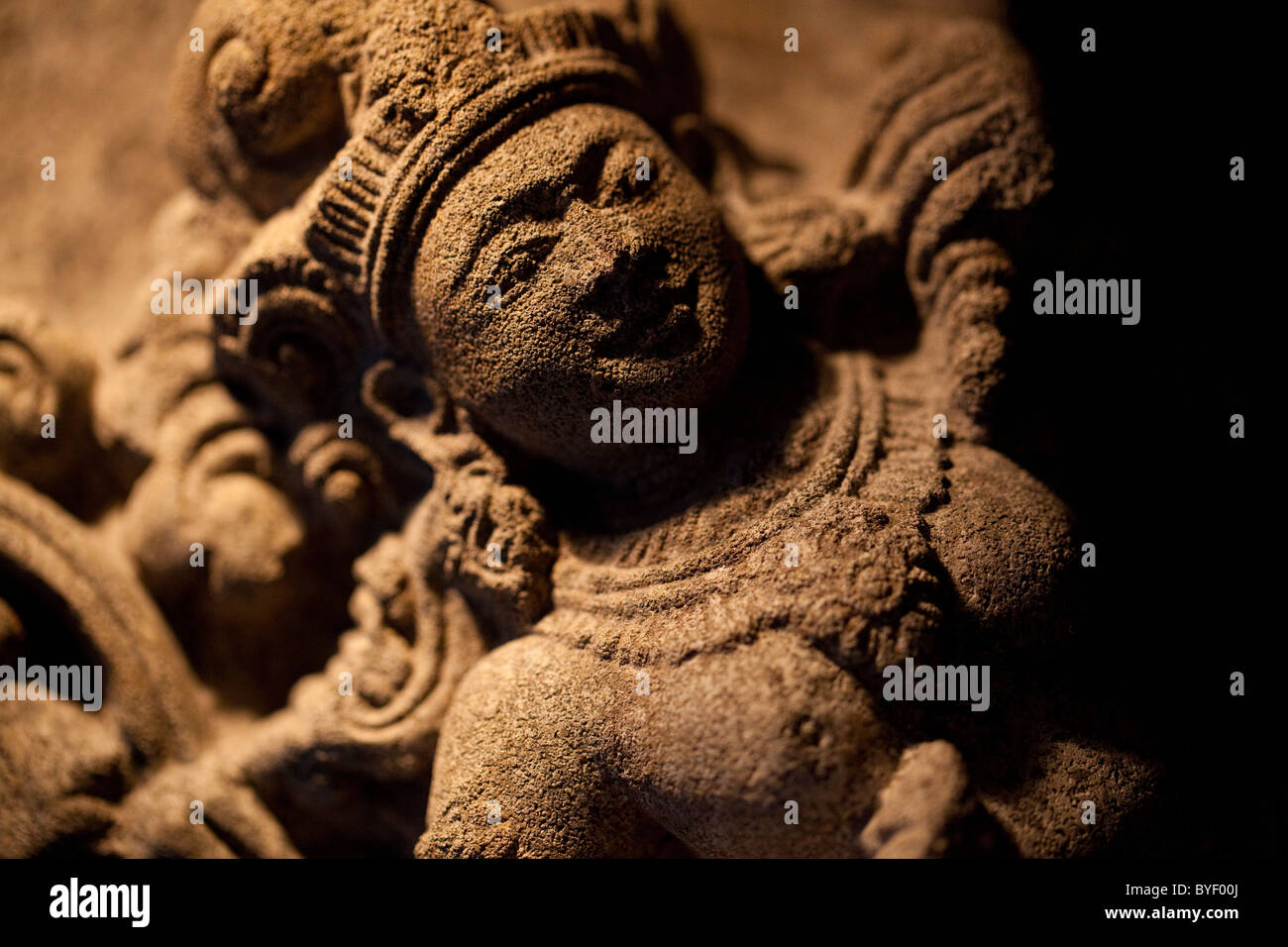 Dettaglio di un busty ballerino indiano o divinità su una scultura in rilievo Foto Stock