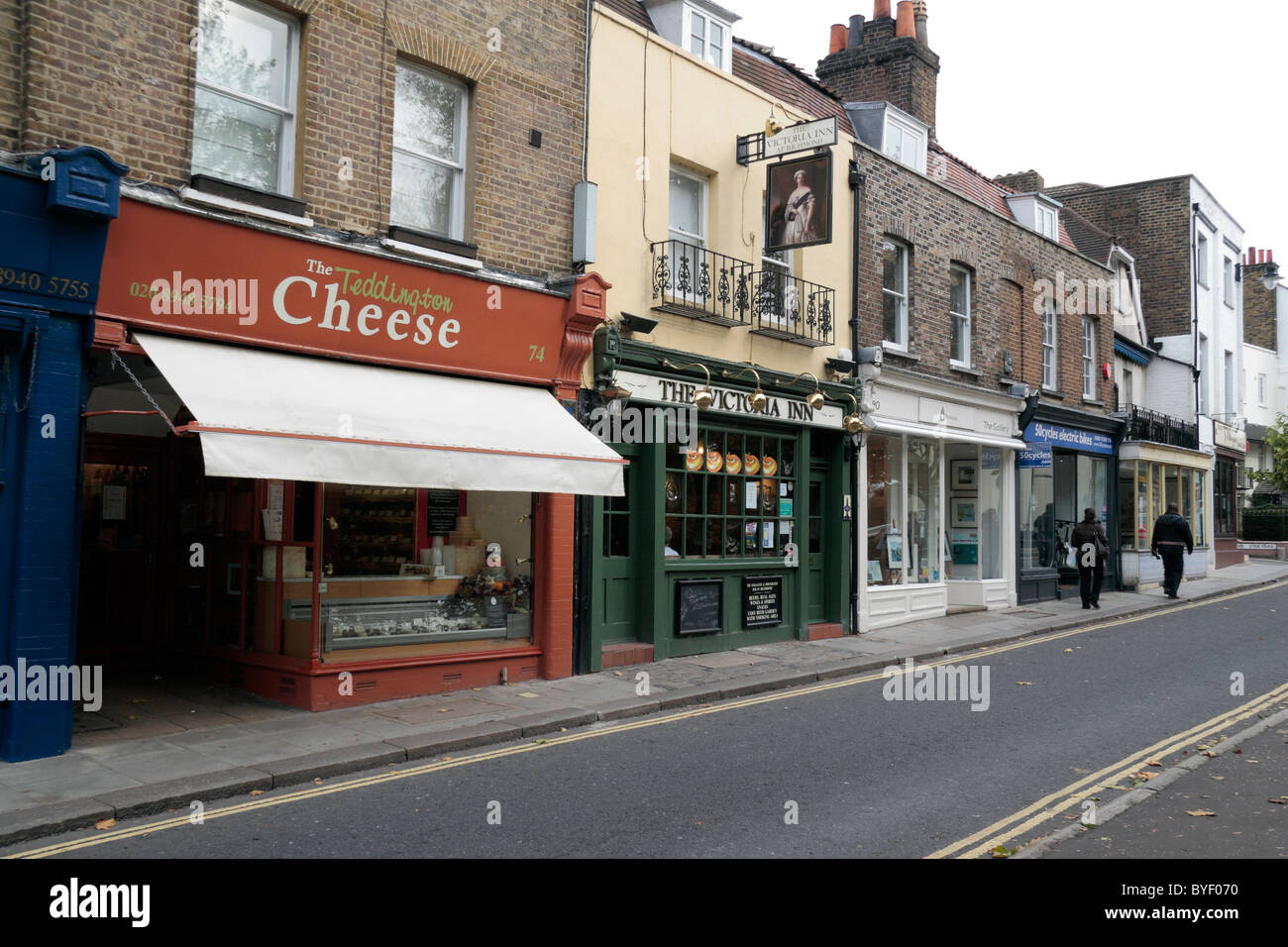 Fila di tradizionali negozi locali sulla collina luogo, Richmond Upon Thames, Surrey, Regno Unito. Foto Stock