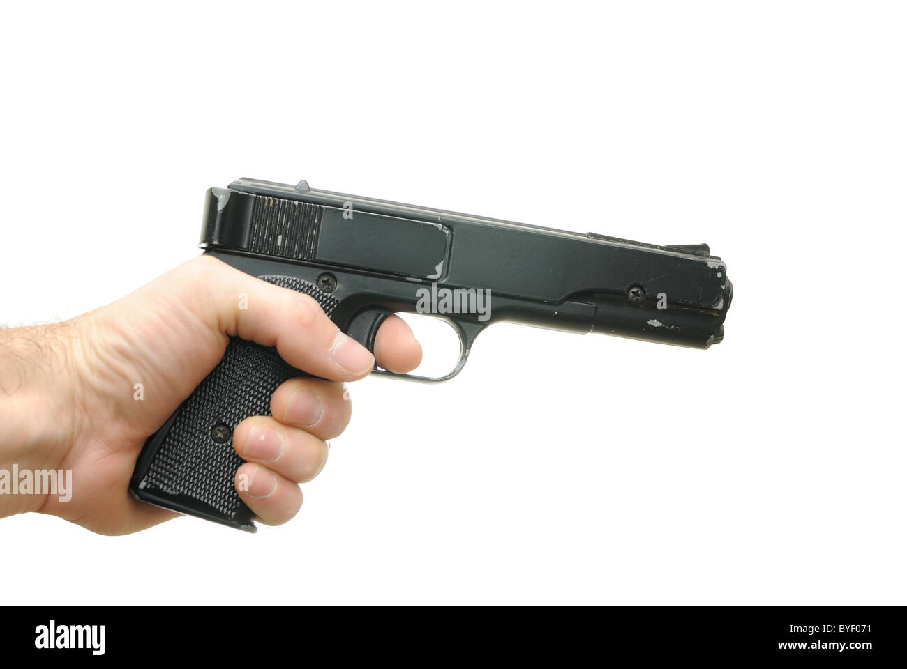 Un uomo indica una pistola isolati su sfondo bianco. Foto Stock
