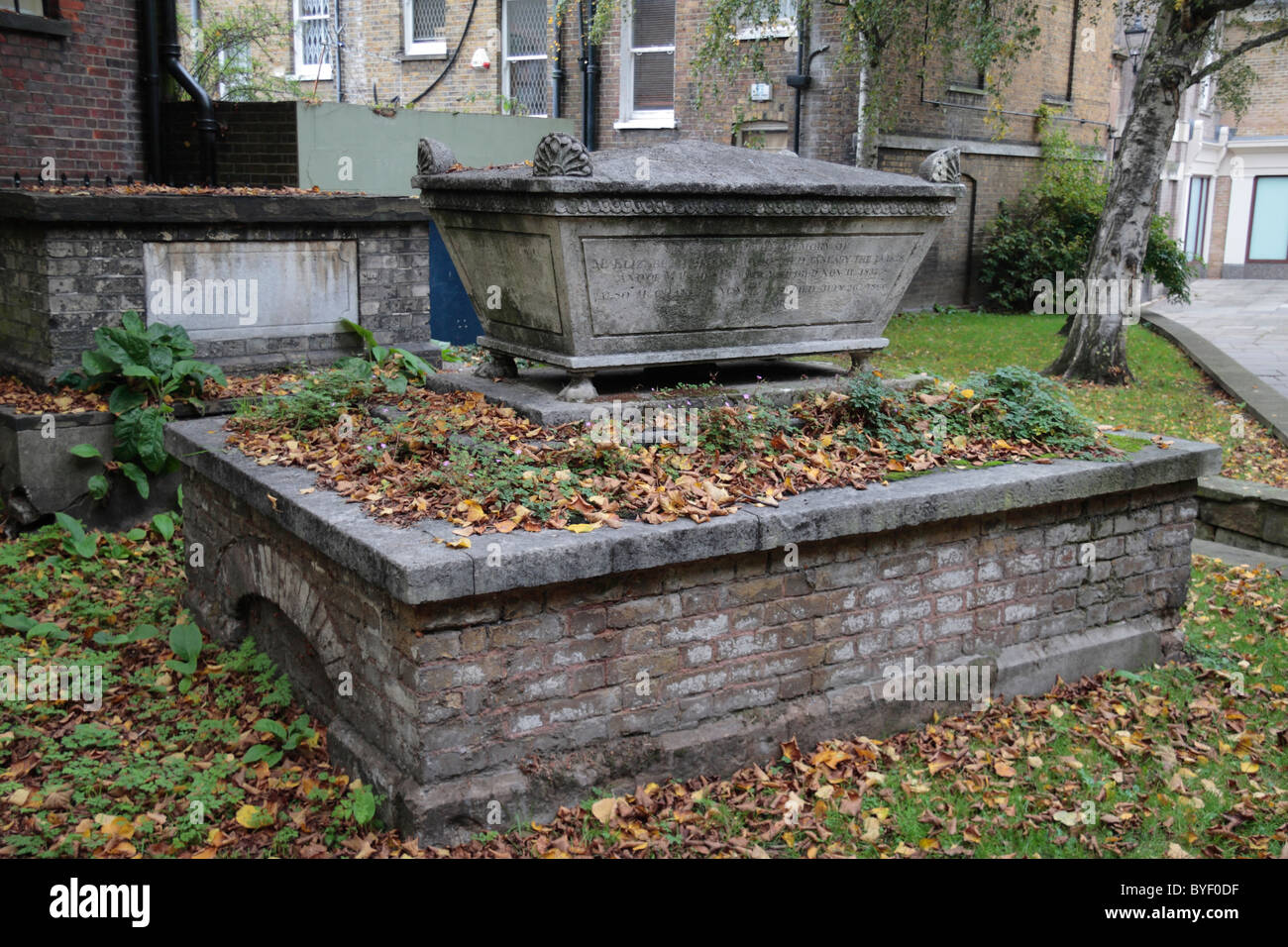 Un grande memoriale nel piccolo cimitero attaccata alla st Mary Magdalene Church, Richmond Upon Thames, Surrey, Regno Unito. Foto Stock