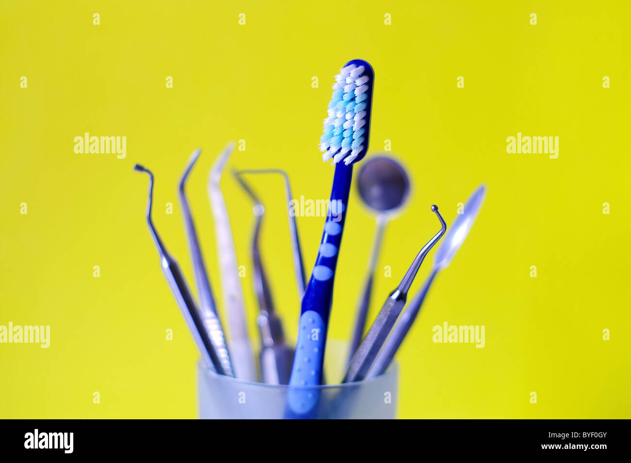 Spazzolino da denti e strumenti odontoiatrici in un bicchiere Foto Stock