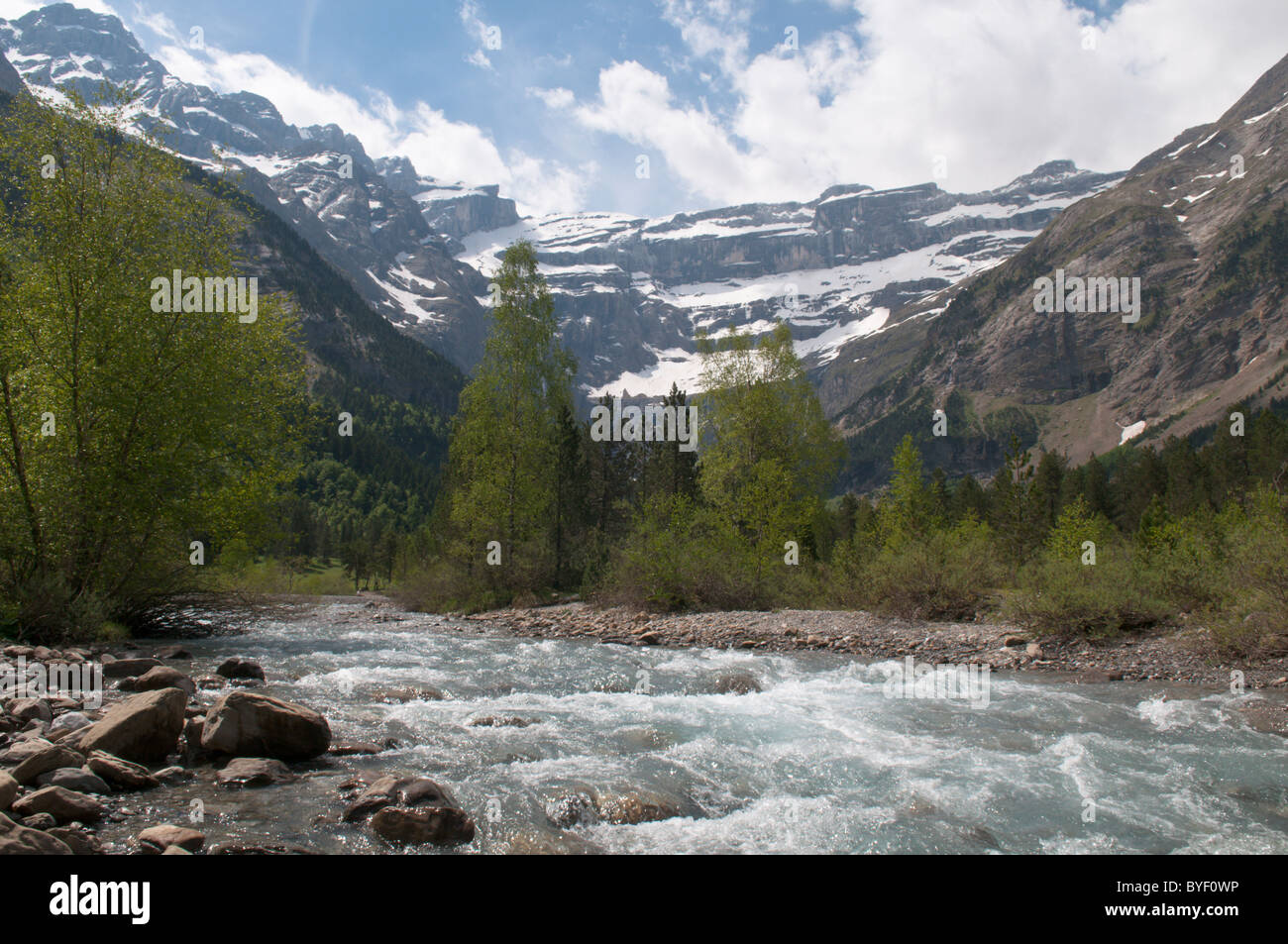 Vista verso il Cirque de Gavarnie e gavarnie fiume. fiume e scenario di montagna. Parco nazionale des Pyrenees, Pirenei, Francia. giugno. Foto Stock
