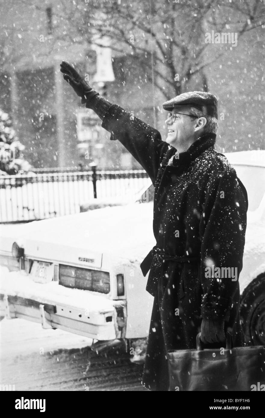 Business man Hailing Cab in tempesta di neve, New York 1995 Vintage Foto Stock