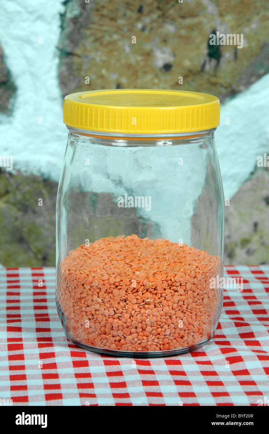Di lenticchie rosse in un vetro vaso di storage, Costa del Sol, provincia di Malaga, Andalusia, Spagna, Europa occidentale. Foto Stock