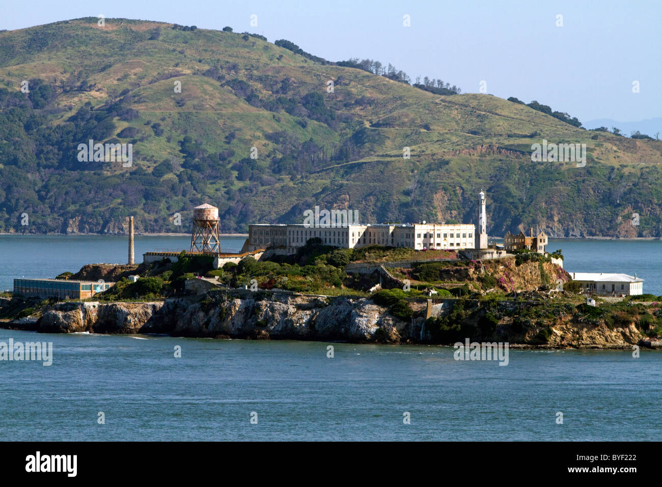 Isola di Alcatraz si trova nella Baia di San Francisco dagli impianti offshore di San Francisco, California, Stati Uniti d'America. Foto Stock