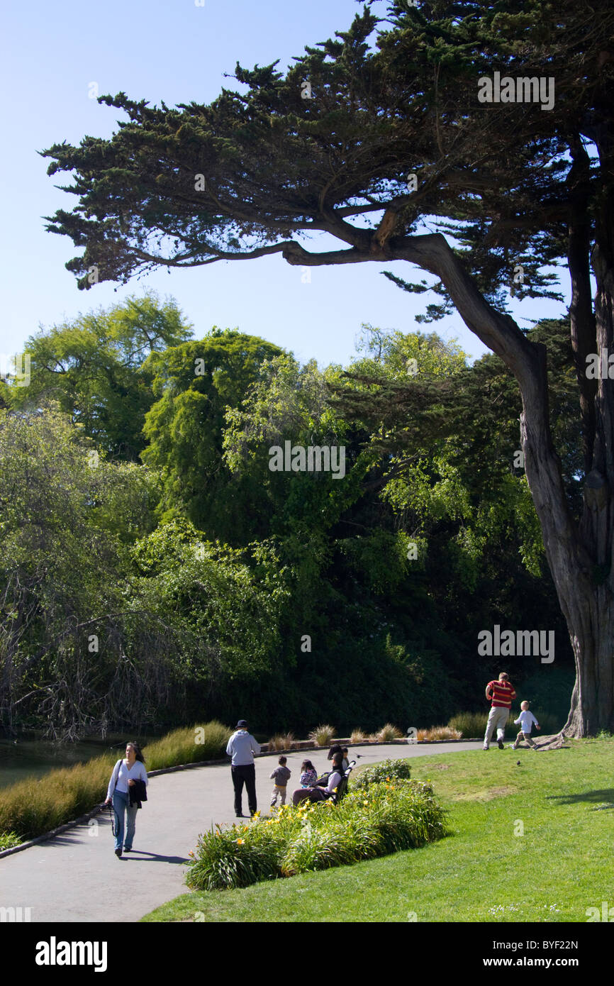 I visitatori al di fuori del l'Exploratorium di San Francisco, California, Stati Uniti d'America. Foto Stock