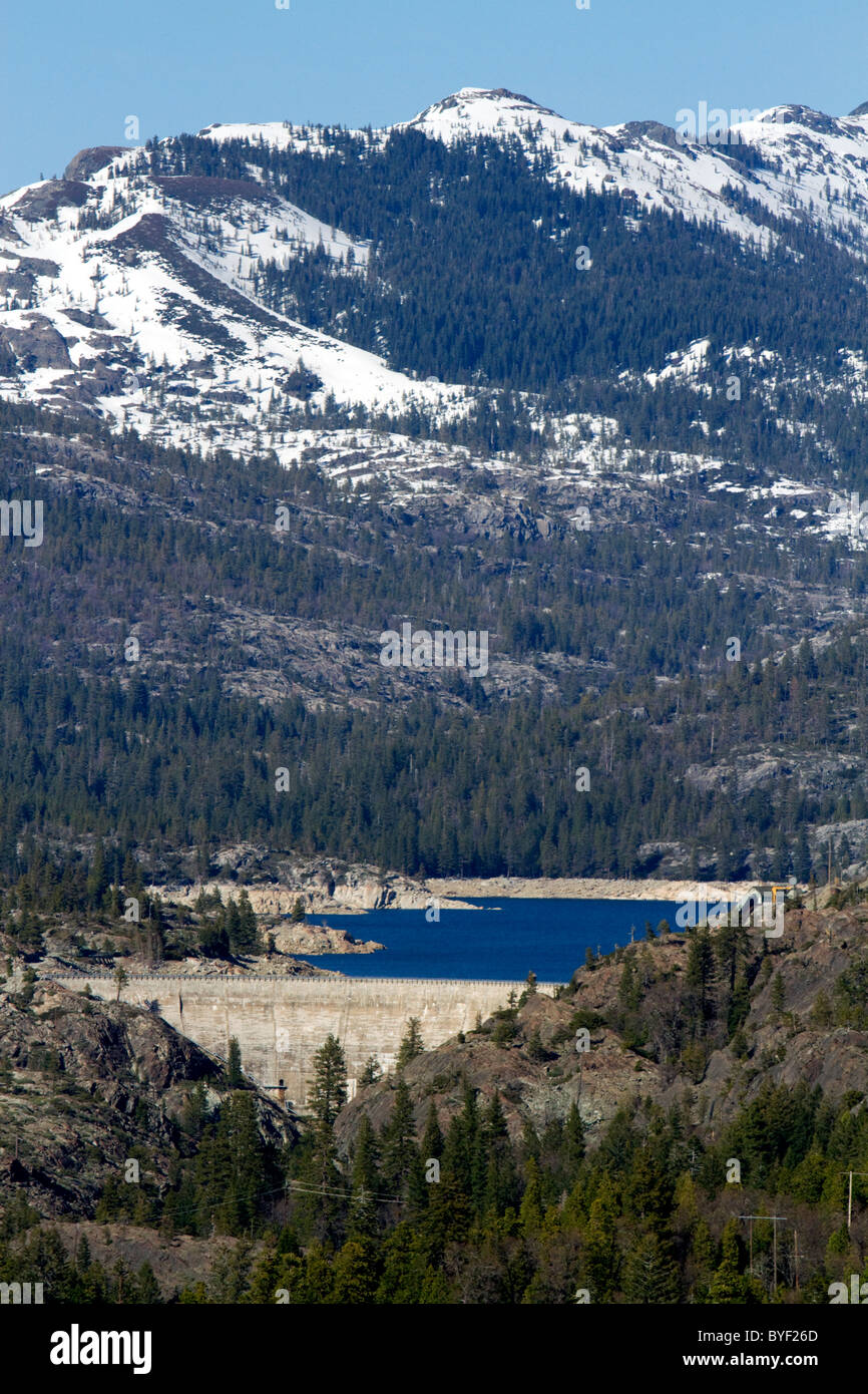 Lago nelle montagne della Sierra Nevada, in California, Stati Uniti d'America. Foto Stock