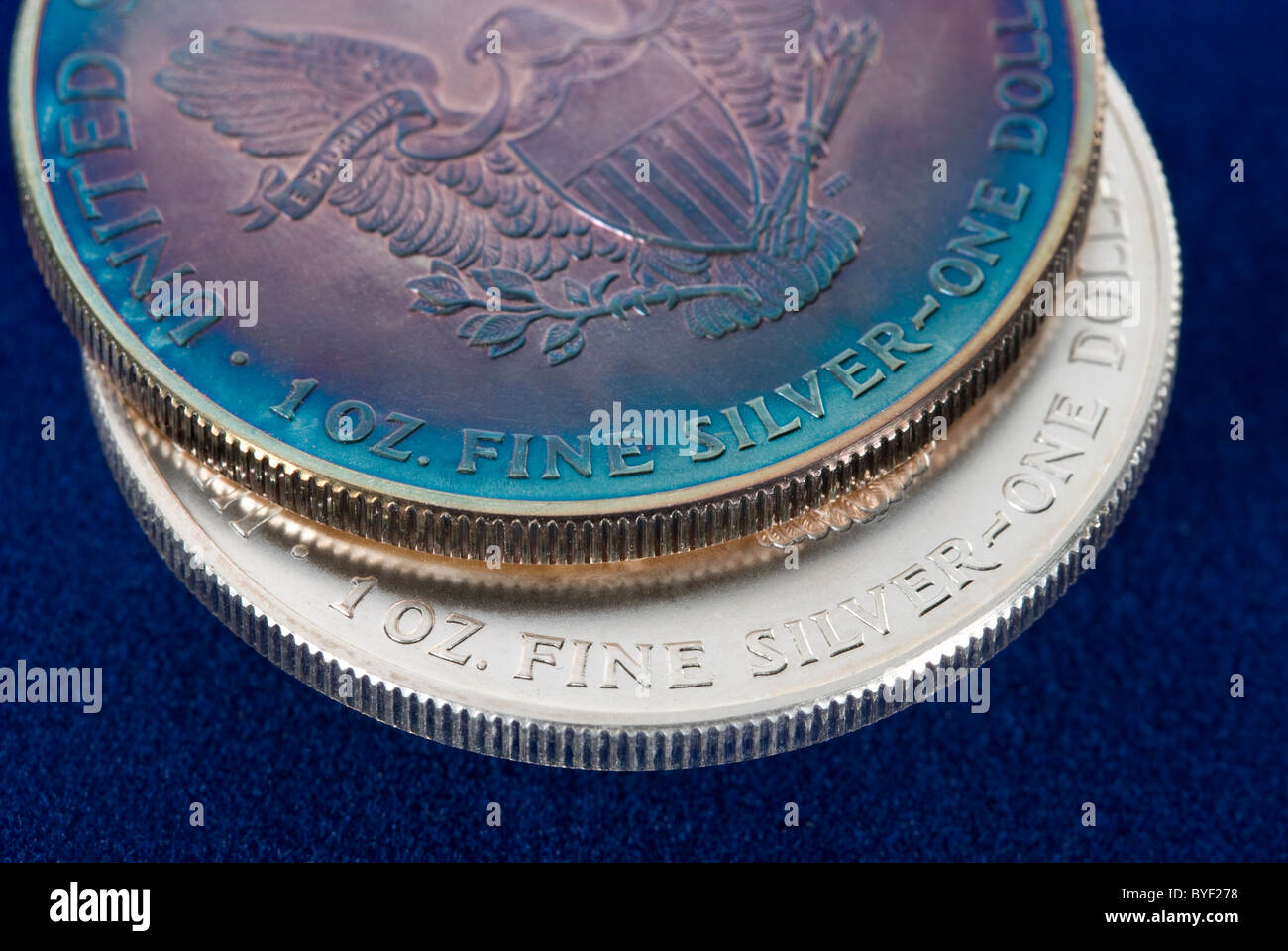 Un opacizzato moneta d'argento accanto a un non offuscata uno per il confronto. Foto Stock