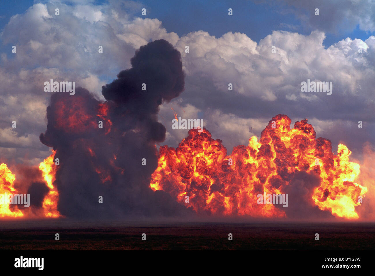 La palla di fuoco esplosioni con ondeggianti nero fumo e fiamme intenso Foto Stock