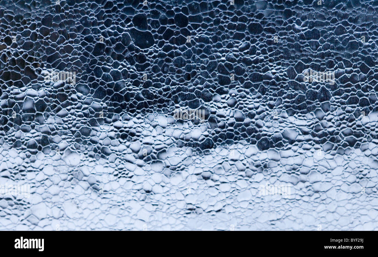 Un sottile strato di ghiaccio su un parabrezza automatico o il parabrezza Foto Stock