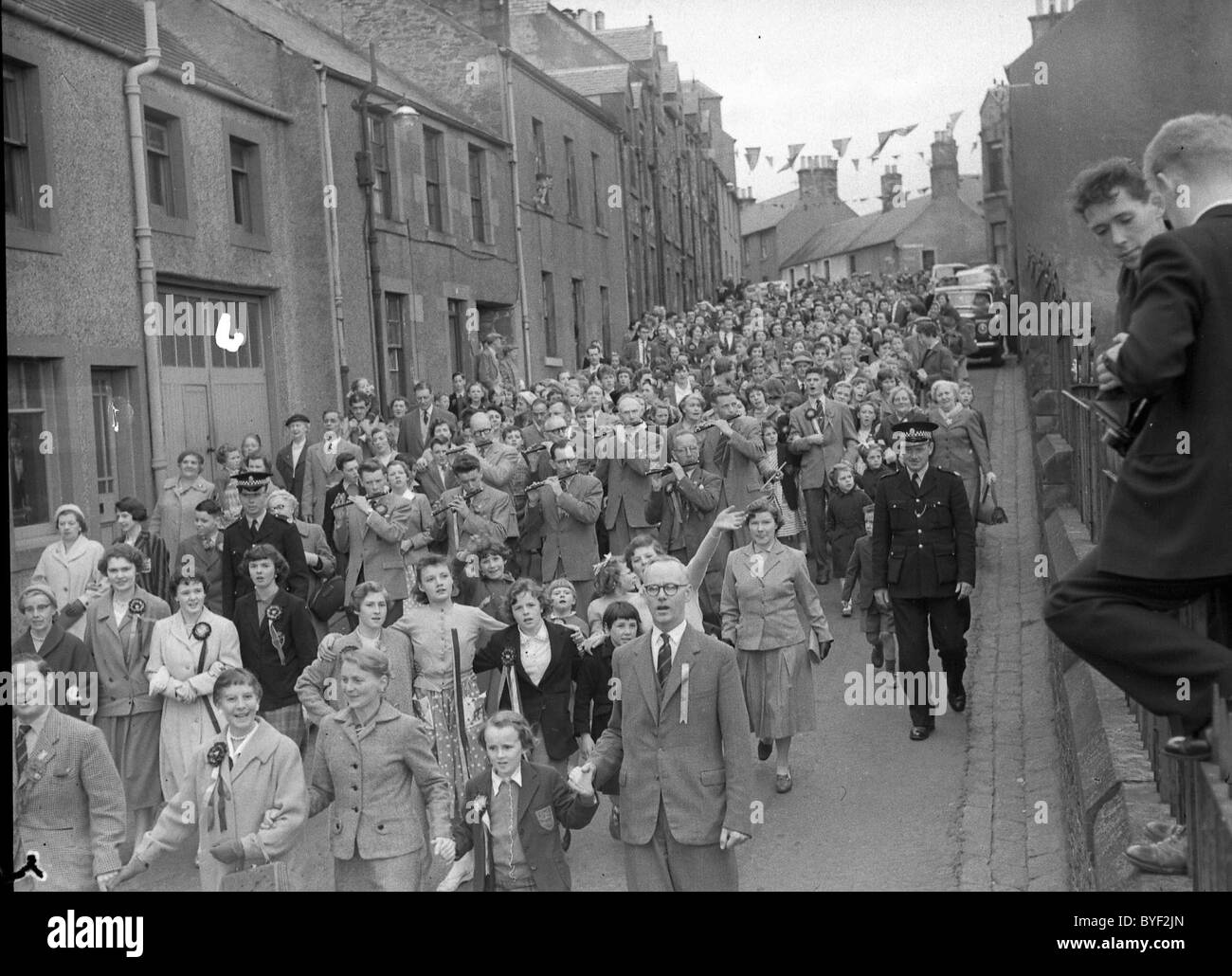 Processione scendendo Kirk Wynd Selkirk Equitazione comune 1959 Foto Stock