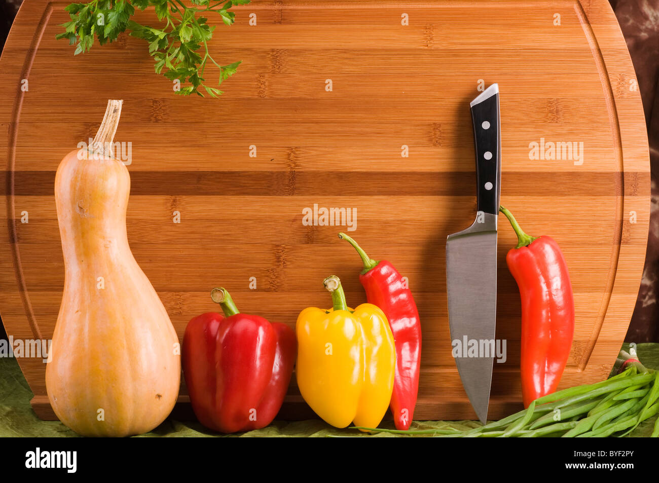 Still-life con alimento vegetale su un legno Foto Stock