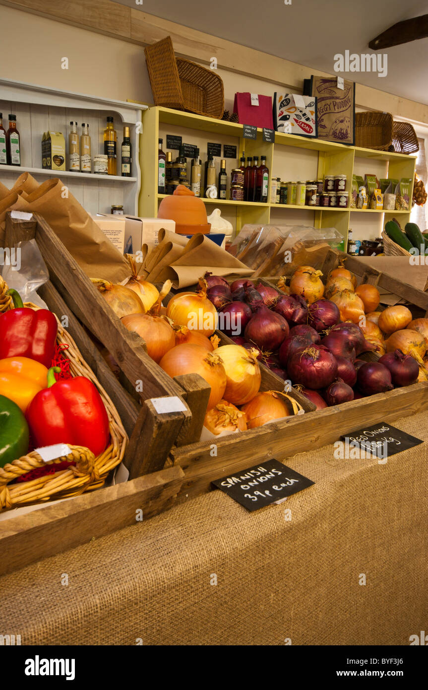 Prodotti freschi di fattoria sul display in una Farm Shop Foto Stock