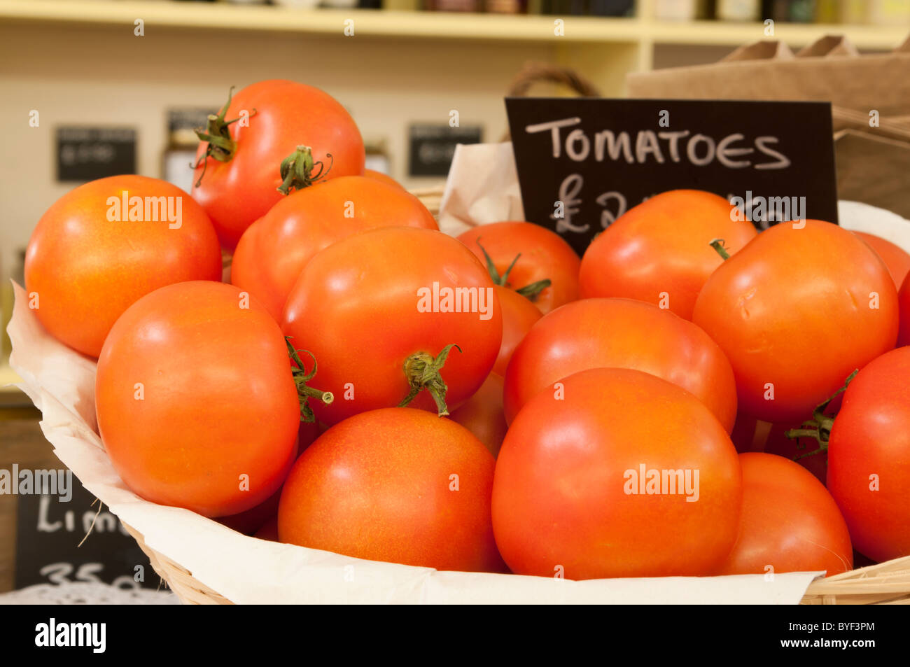 Cesto di pomodori Foto Stock