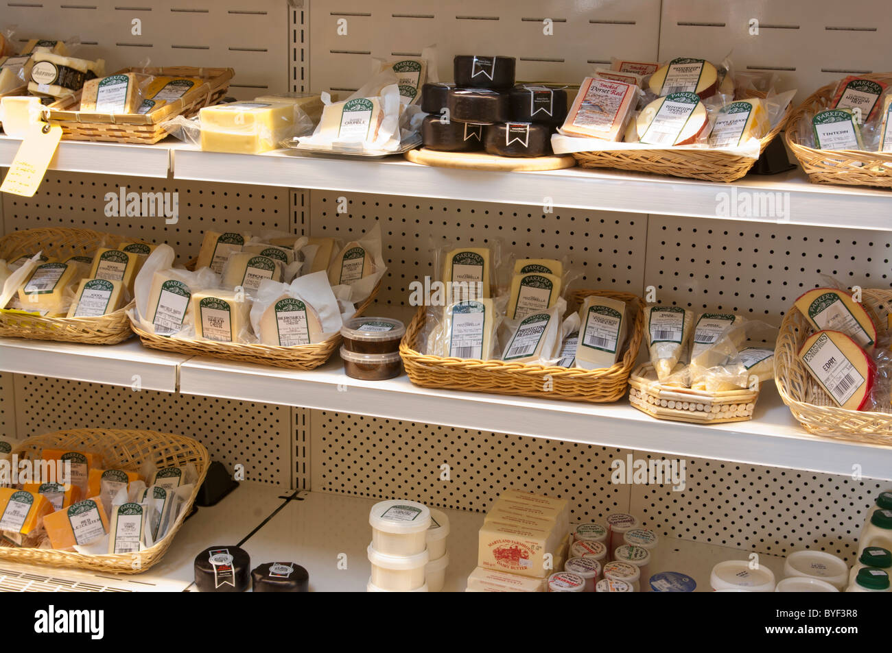 Formaggio armadio a freddo in una Farm Shop Foto Stock