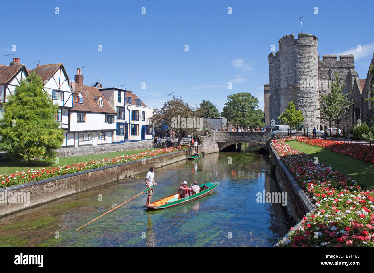 Viaggio sul Fiume su un punt sul fiume Stour in Canterbury Foto Stock