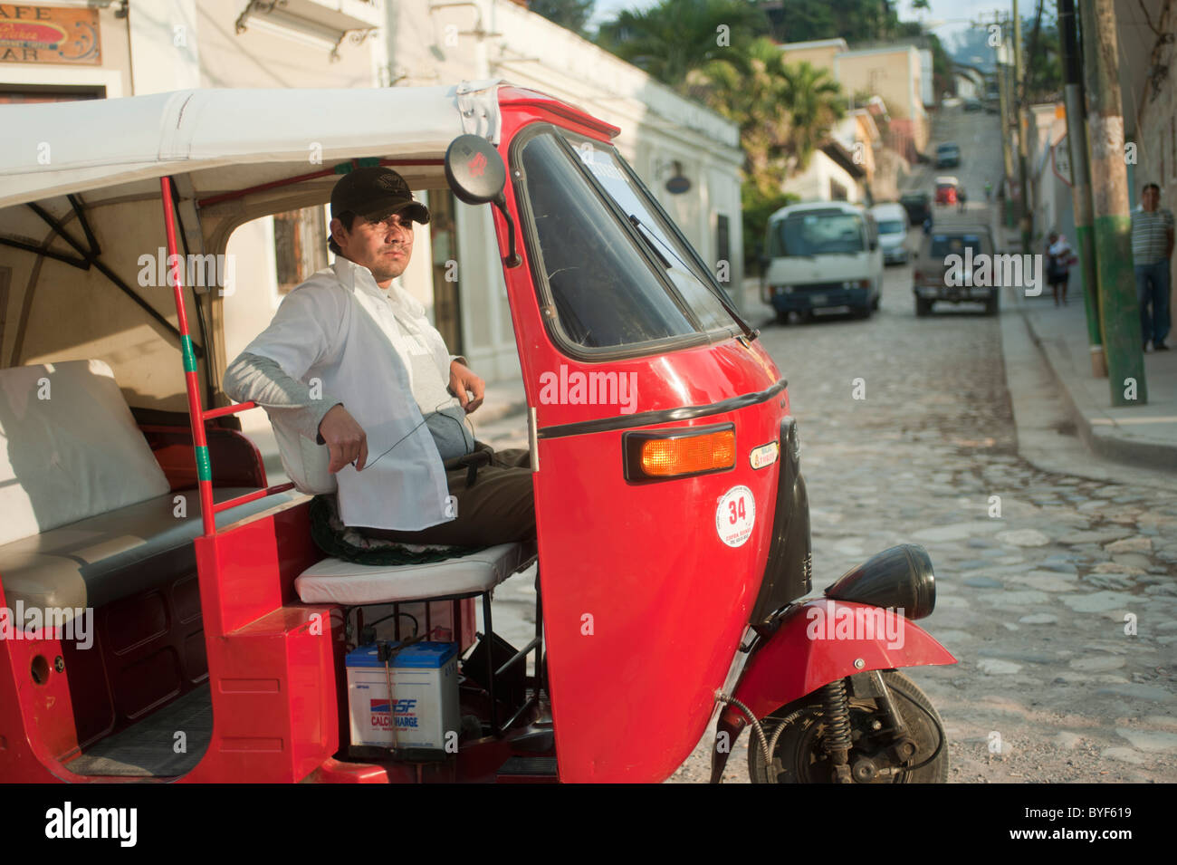 In rickshaw motorizzato o un tuk tuk (tuc tuc) disponibili al pubblico per il noleggio in Copan Ruinas, Honduras, America Centrale, con autista. Foto Stock