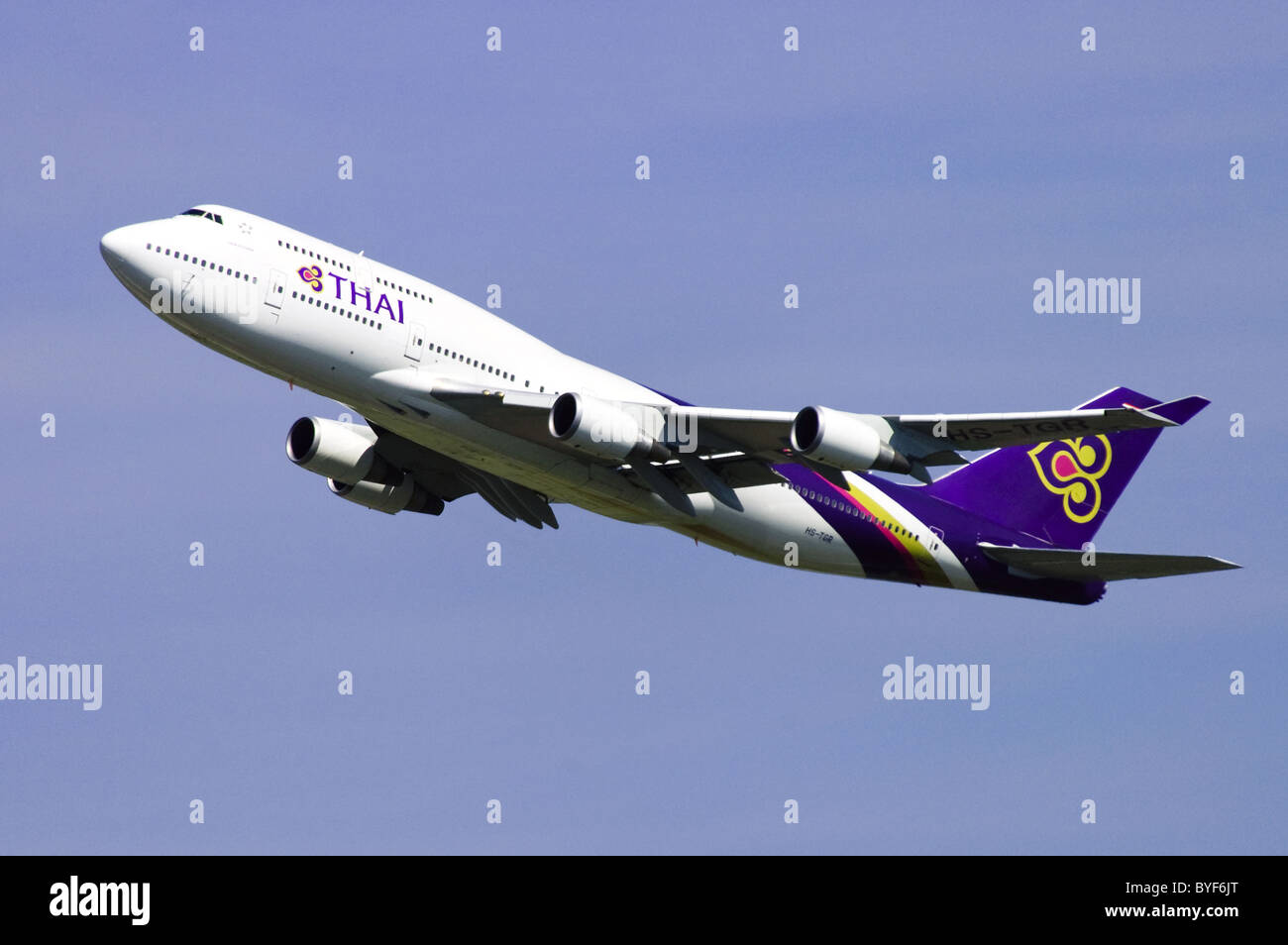 Boeing 747 jumbo jet azionato da Thai Airways arrampicata fuori dopo il decollo dall'Aeroporto di Londra Heathrow Foto Stock