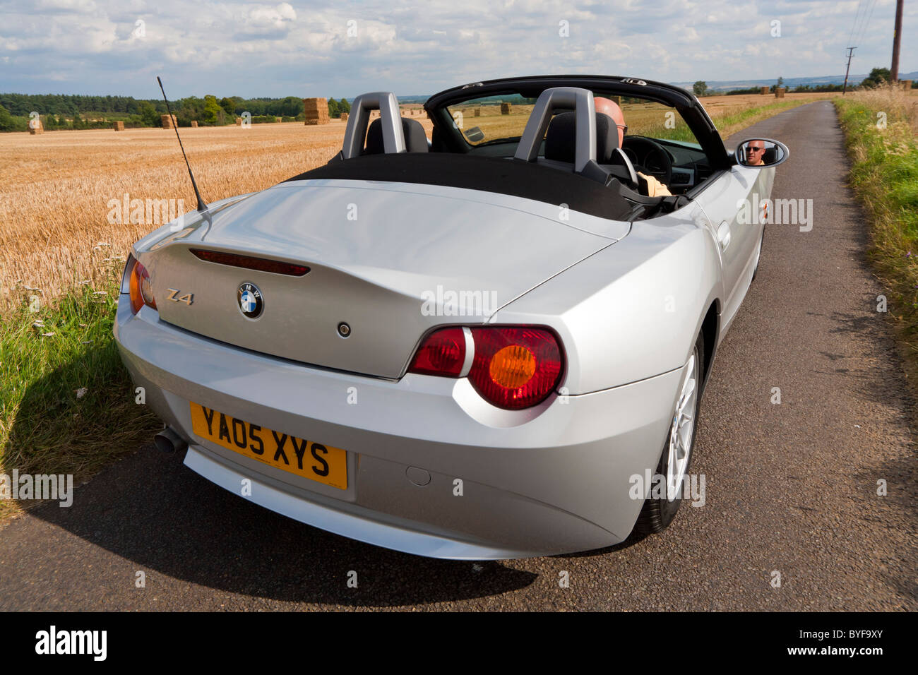 Open top argento metallizzato BMW Z4 personal luxury trazione posteriore auto sportiva su English country road. JMH4858 Foto Stock