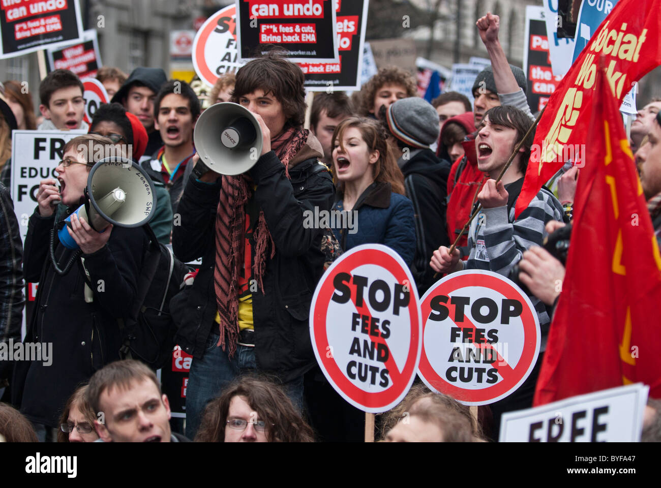 Studente manifestanti loud hailers tasse universitarie la demolizione educativo indennità di manutenzione EMA Millbank Westminster London REGNO UNITO Foto Stock