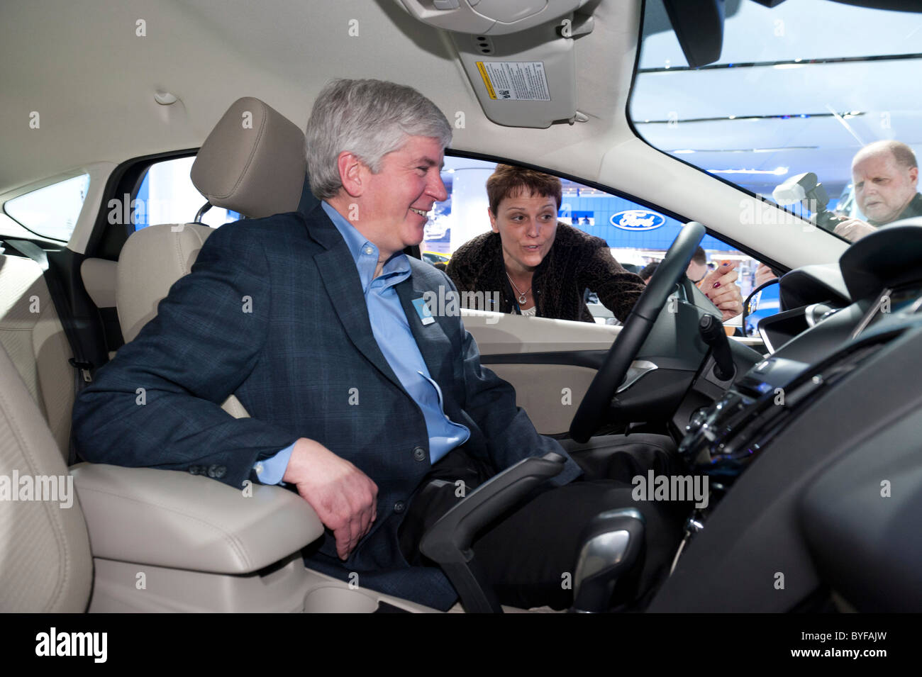 Michigan governatore Rick Snyder e Nancy Gioia, Ford direttore di elettrificazione globale in un elettrico toro al 2011 NAIAS Foto Stock