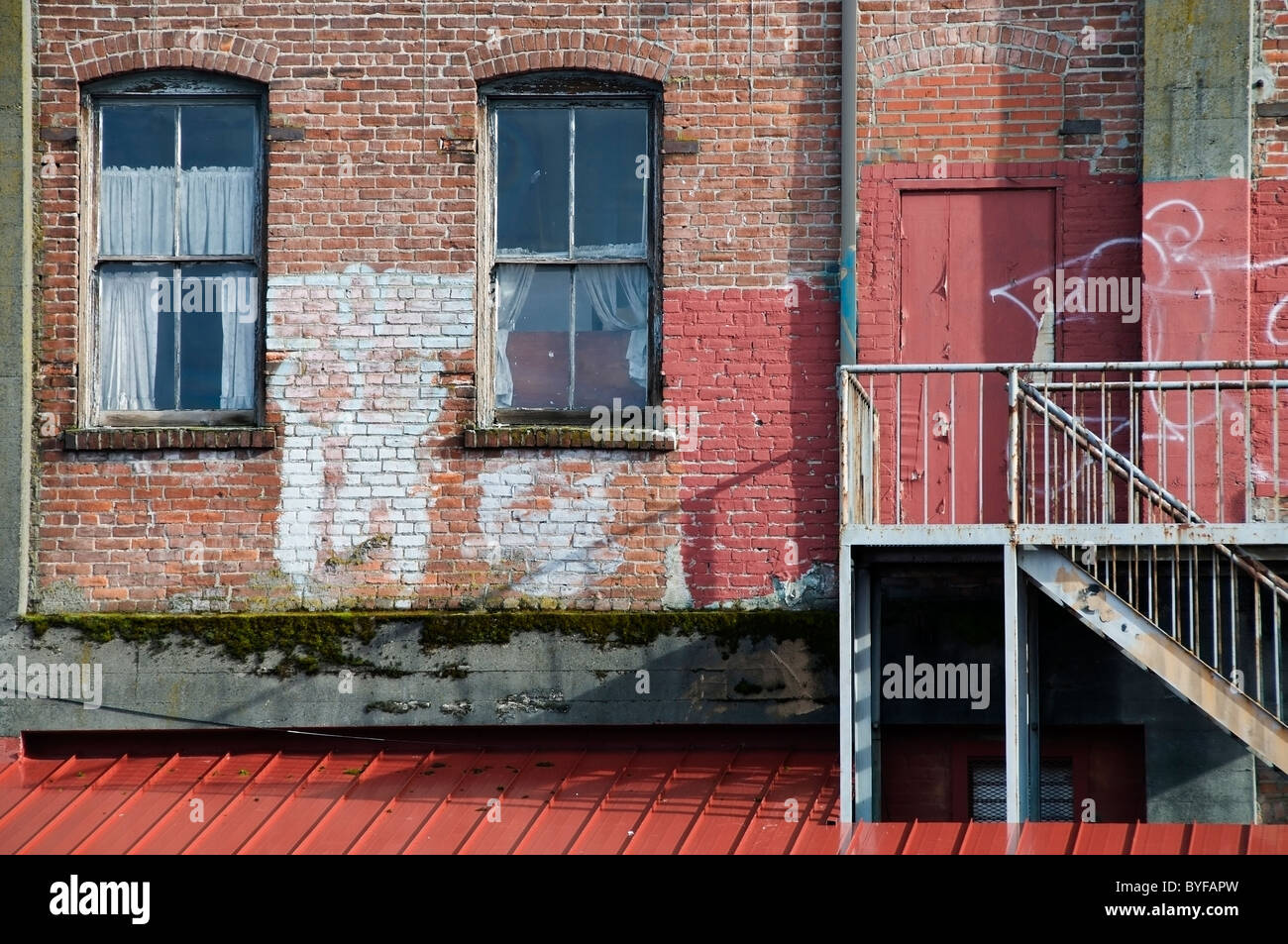 Al piano di sopra la porzione di edificio in mattoni esterno nel centro di Olympia, Washington. Foto Stock