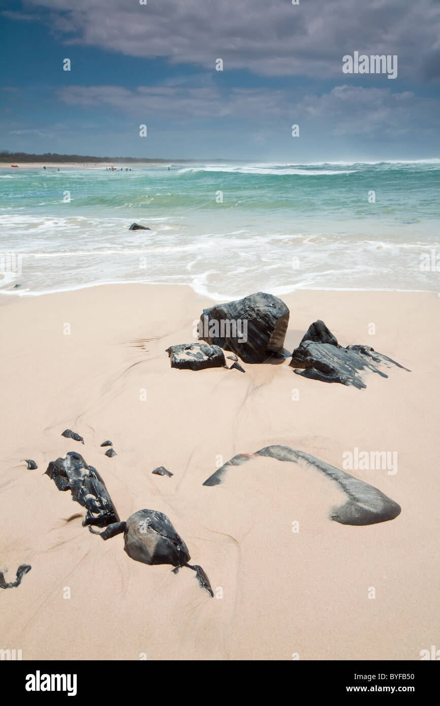 Australian spiaggia durante il giorno con le rocce in primo piano Foto Stock