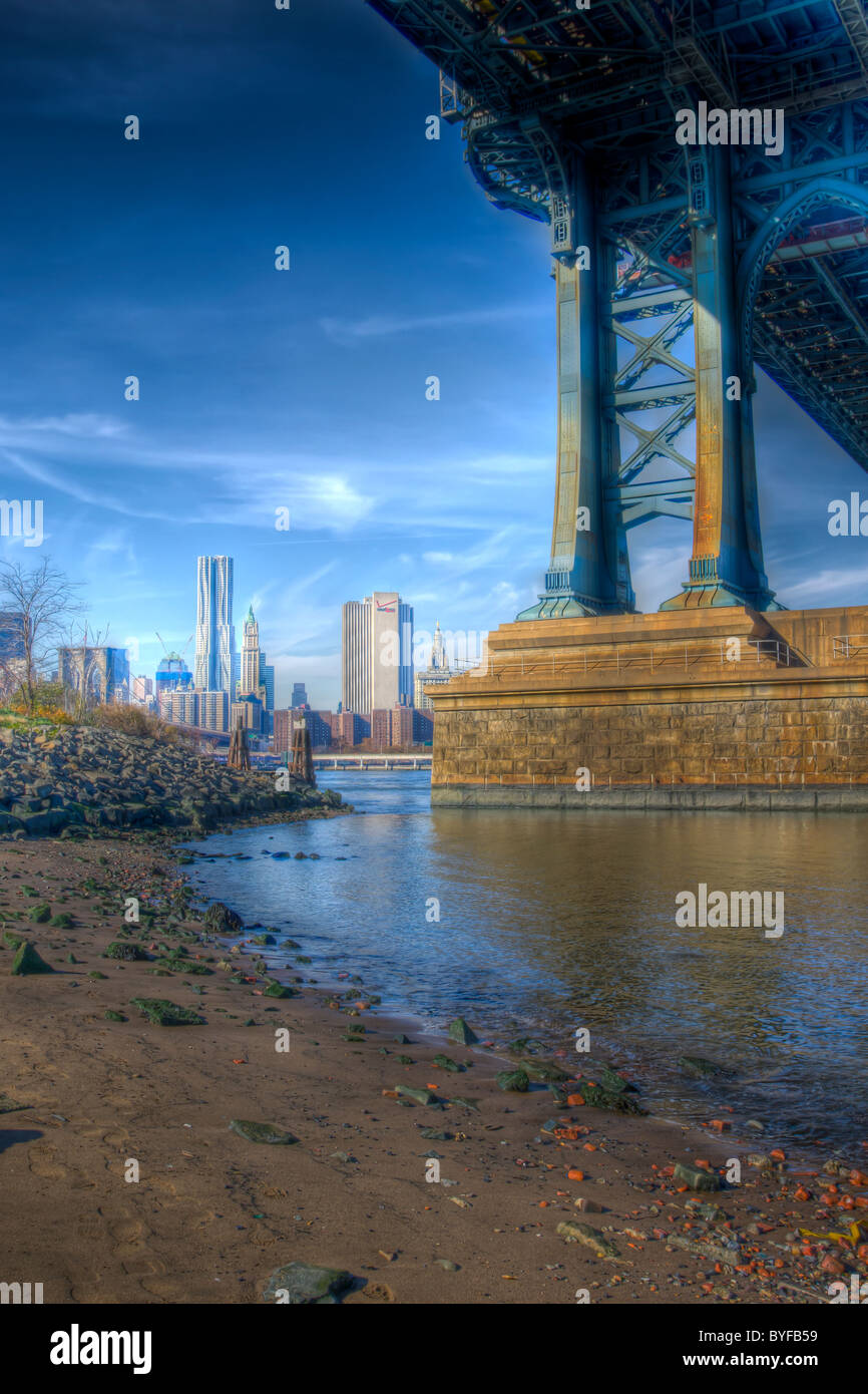 East River e la parte inferiore di Manhattan Skyline visto da sotto il ponte di Manhattan nel ponte di Brooklyn Park Foto Stock