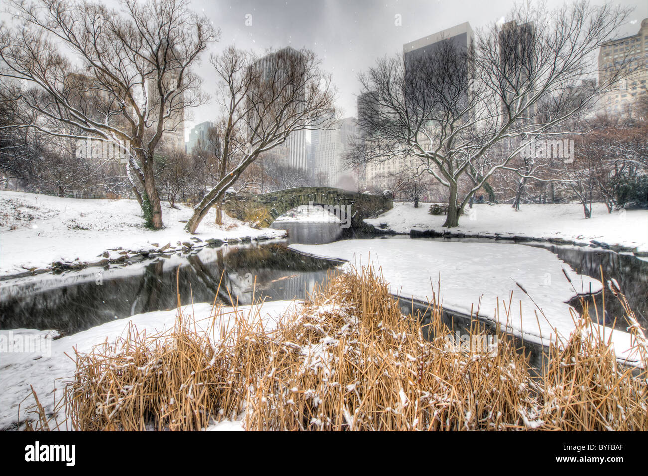 Gapstow Bridge in Central Park durante una tempesta di neve Foto Stock