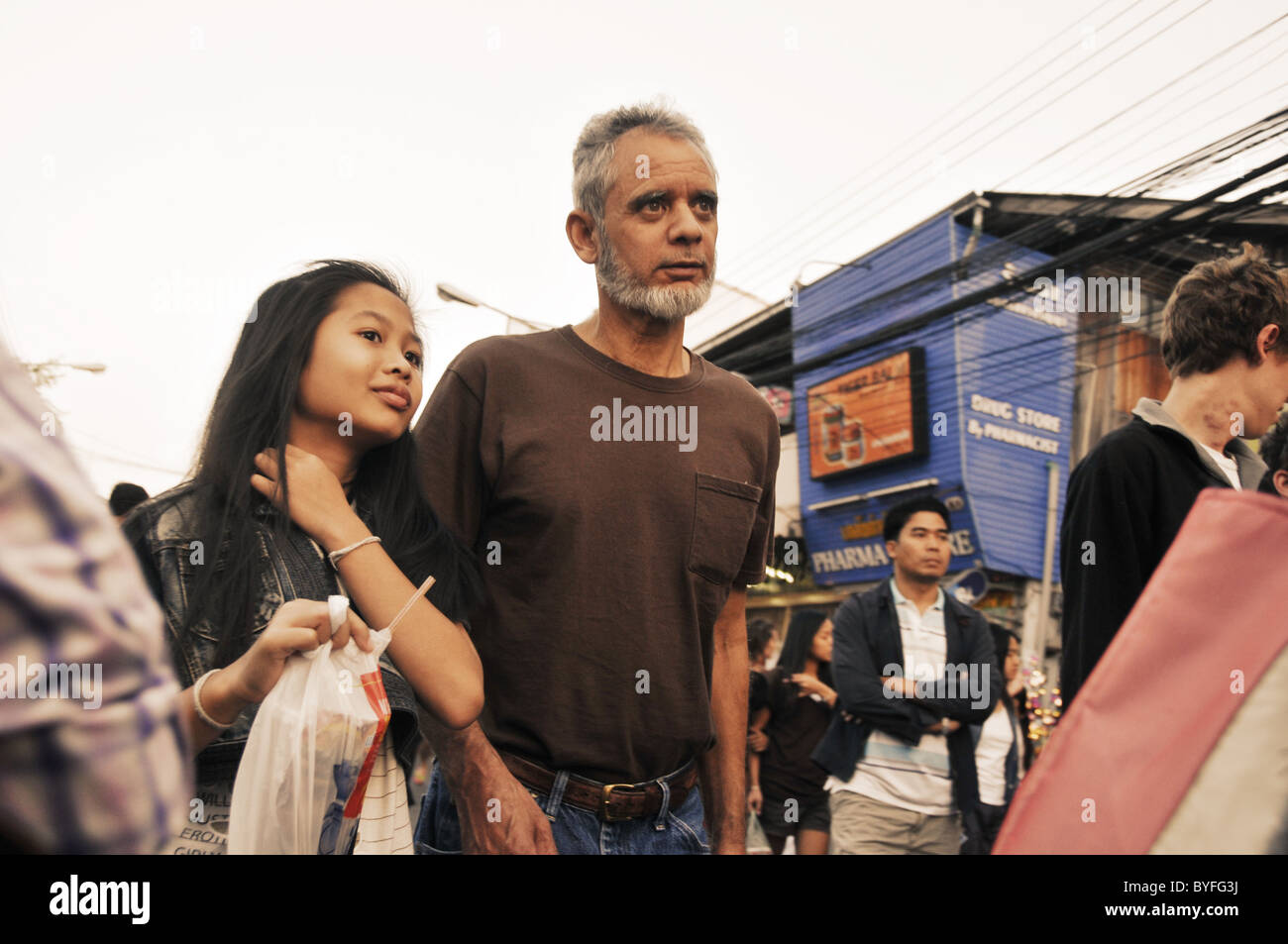 Tonica ritratto di una giovane a un Thai street market Foto Stock