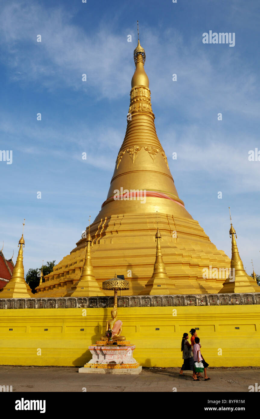 La gente camminare passato Wat Chumphon Khiri (Chumphon Khiri tempio) ,Mae Sot , a nord della Thailandia Foto Stock