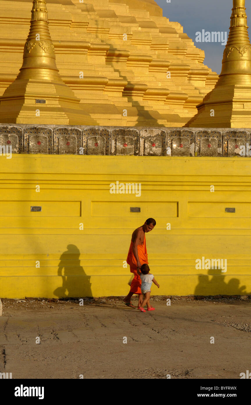 La gente camminare passato Wat Chumphon Khiri (Chumphon Khiri tempio) , Mae Sot , a nord della Thailandia Foto Stock