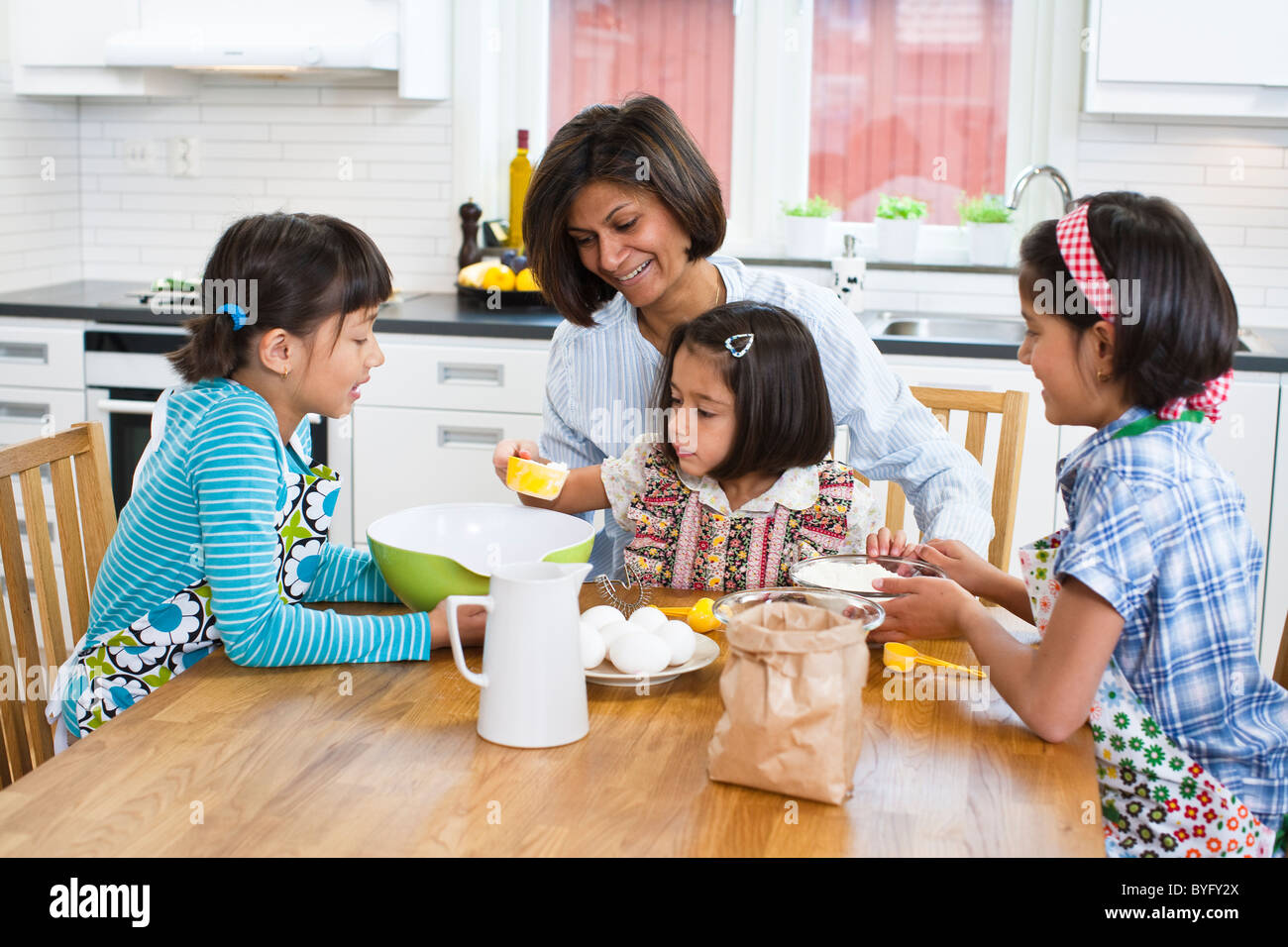 Il lievito madre con le ragazze in cucina Foto Stock