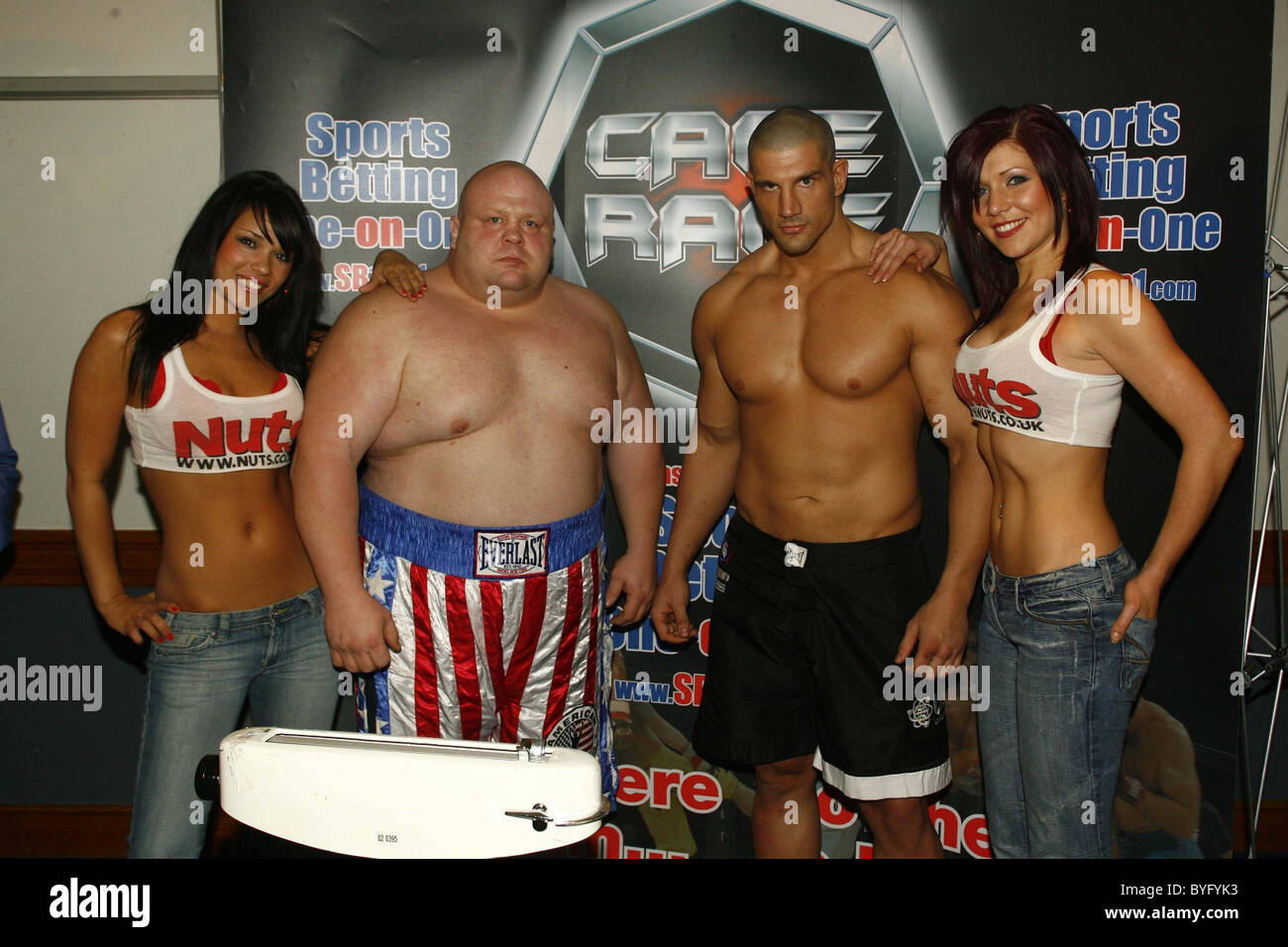 Eric 'Butterbean' Esch e James Thompson conferenza stampa per gabbia Rage, che farà ritorno a Wembley Arena su 10.02.07 Foto Stock