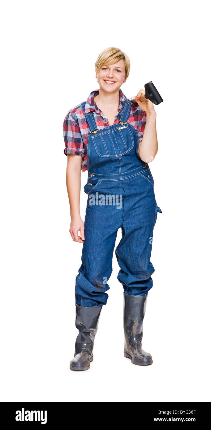 Donna con spade in piedi contro uno sfondo bianco, sorridente, ritratto Foto Stock