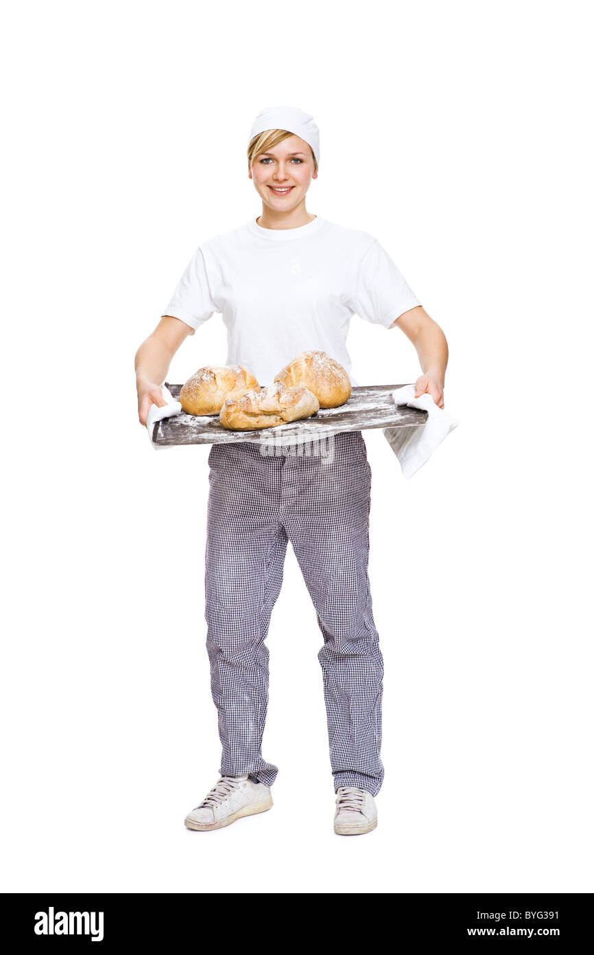 Donna che mantiene la griglia da forno con pane, sorridente, ritratto Foto Stock