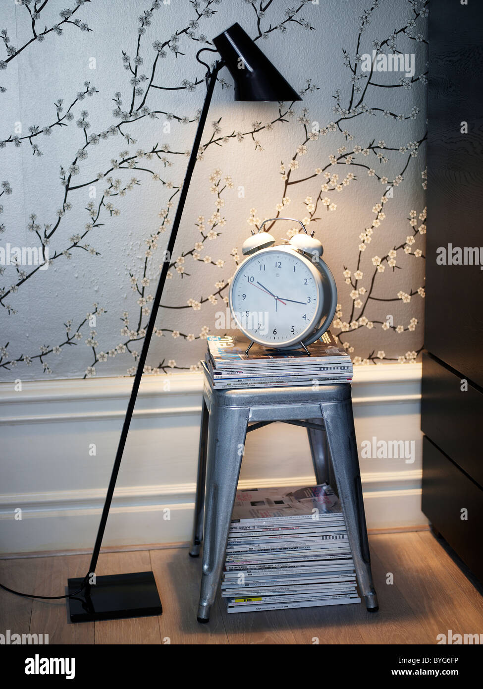 Eleganti e moderne camere di design con lampada e sveglia sulla sommità di argento sgabello verniciato Foto Stock