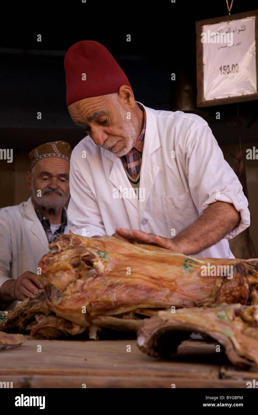 La vendita di mechoui nei souks, medina di Marrakech, Marocco, Africa del Nord Foto Stock