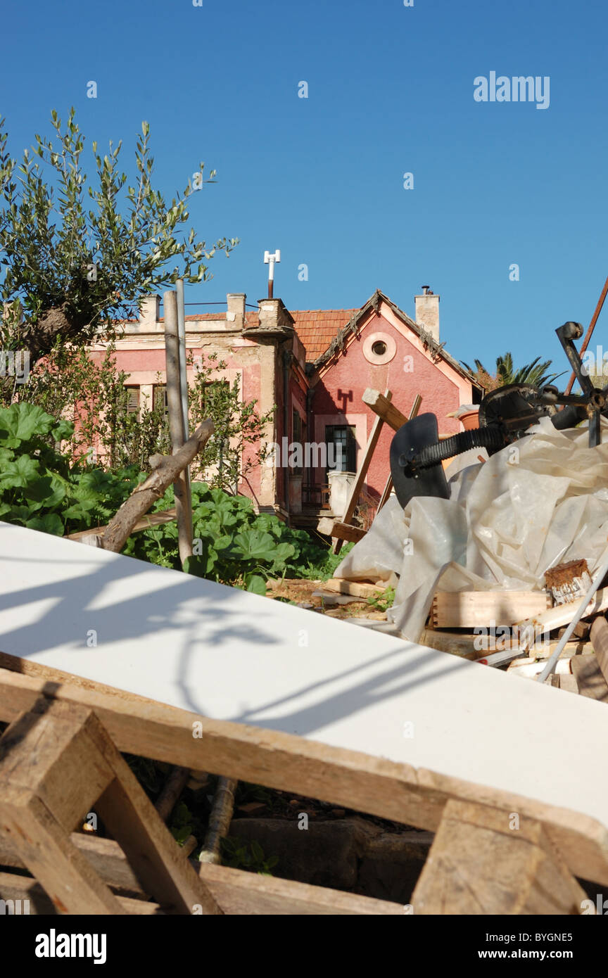 Pila di mobili rotti e detriti nel neoclassico abbandonato casa giardino. Foto Stock