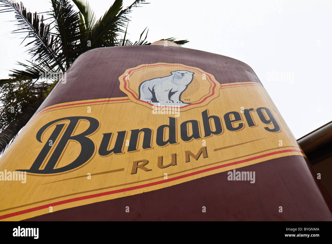 Statua di una bottiglia a Bundaberg Rum fabbrica, Bundaberg, Queensland. A casa di uno di thr più famoud rum al mondo. Foto Stock