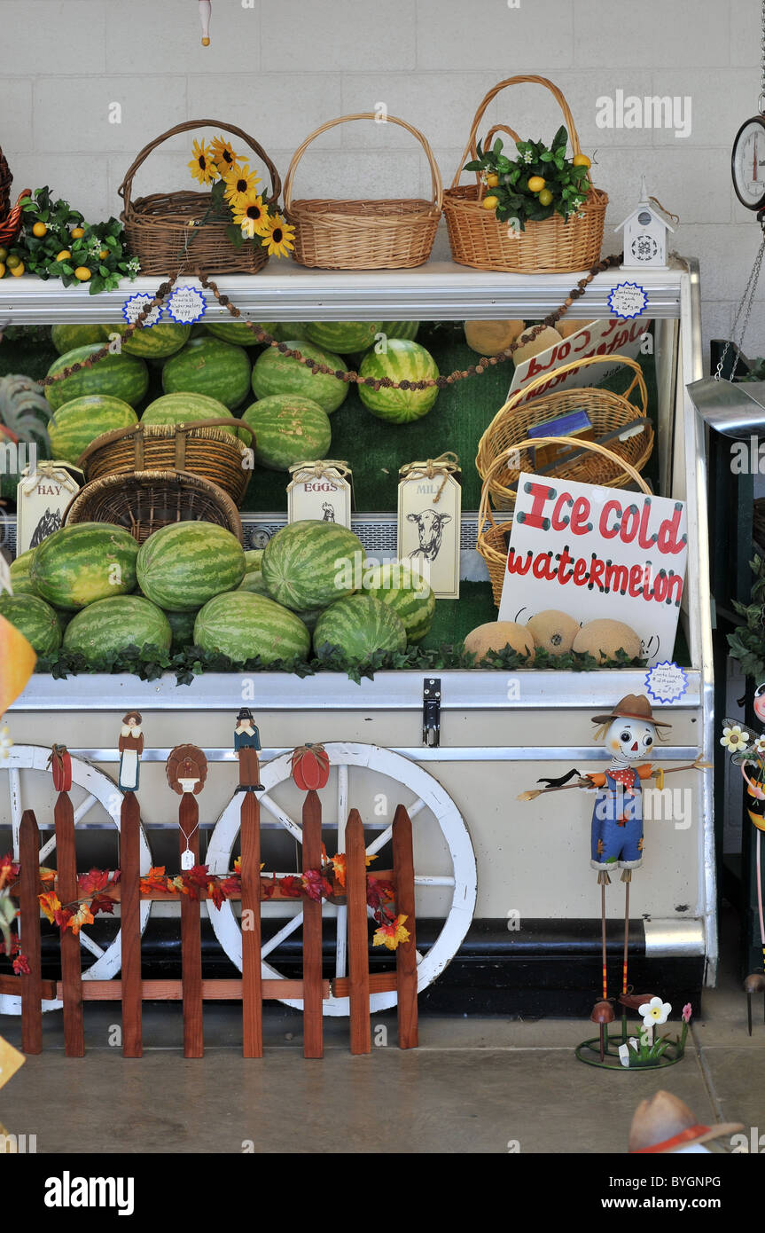 Di ghiaccio freddo anguria in vendita presso una bancarella per la strada nella valle centrale, California. Foto Stock